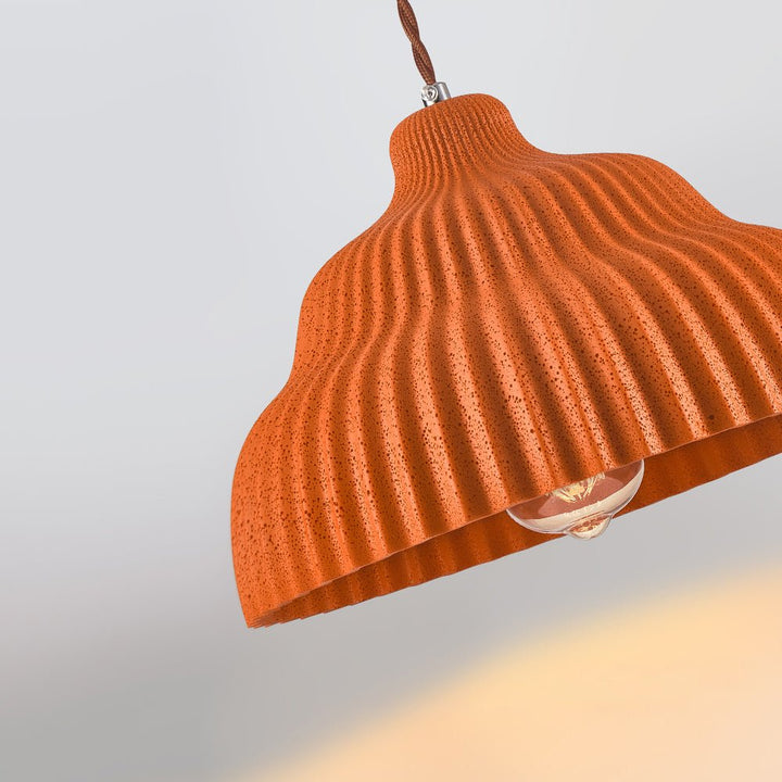 Iluminación moderna regulable con lámpara colgante plisada. Crea un ambiente acogedor en tu cocina.