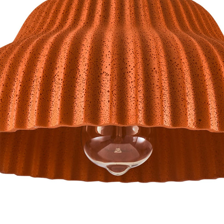 Lámpara colgante plisada sobre isla de cocina. Aporta luz decorativa y funcional, estilo Japandi.