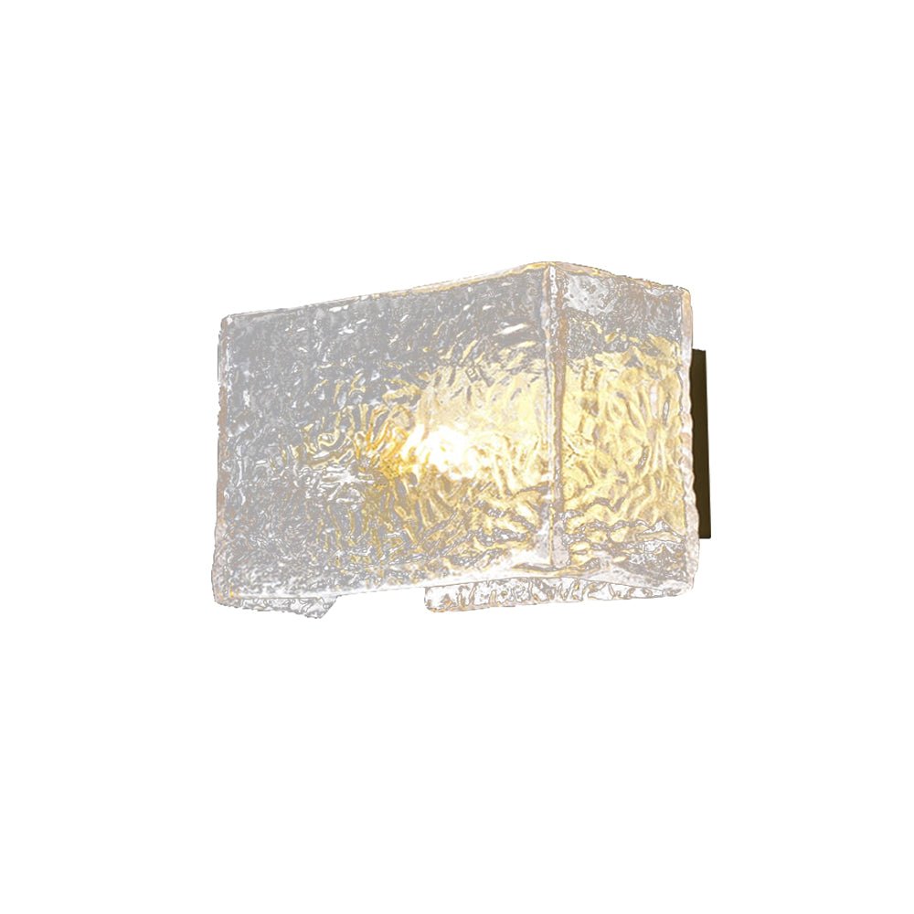 Moderna lámpara de pared de 1 luz con vidrio texturizado de agua y acabado en latón. Aplique rectangular funcional.