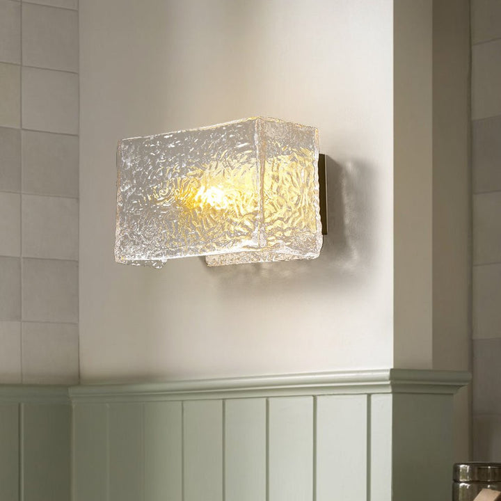 Moderna lámpara de pared rectangular con vidrio texturizado de ondas de agua y base de latón. Iluminación interior.