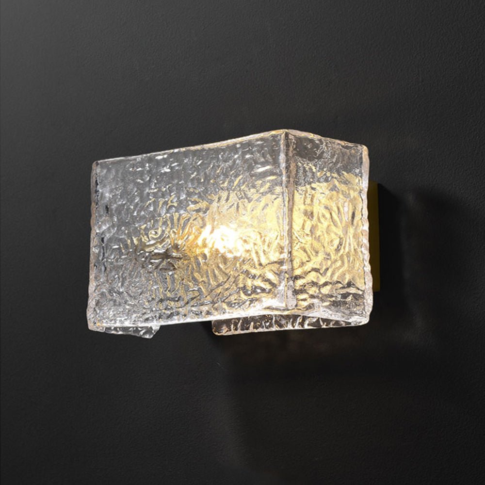 Lámpara de pared moderna de latón y vidrio rectangular con textura de ondas. Iluminación interior elegante y funcional.