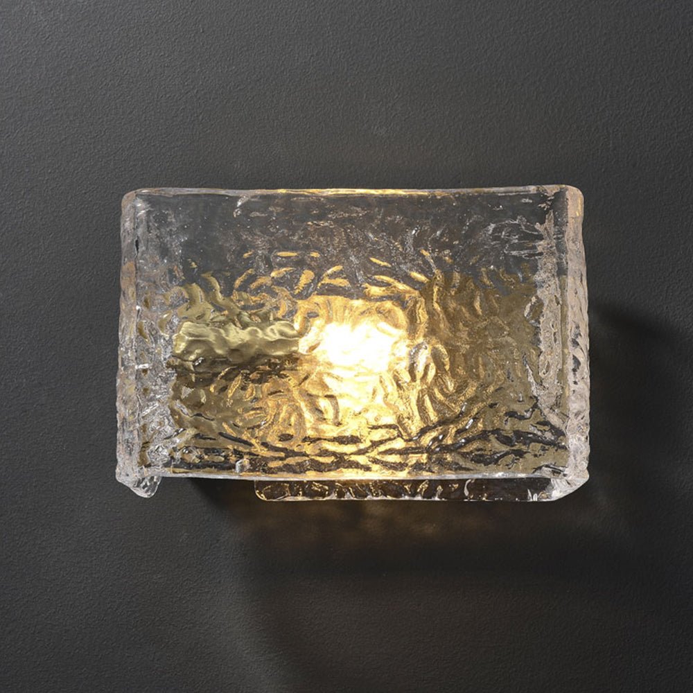 Diseño contemporáneo: aplique de pared de latón y vidrio texturizado rectangular para hogar. Lámpara moderna dimmable.