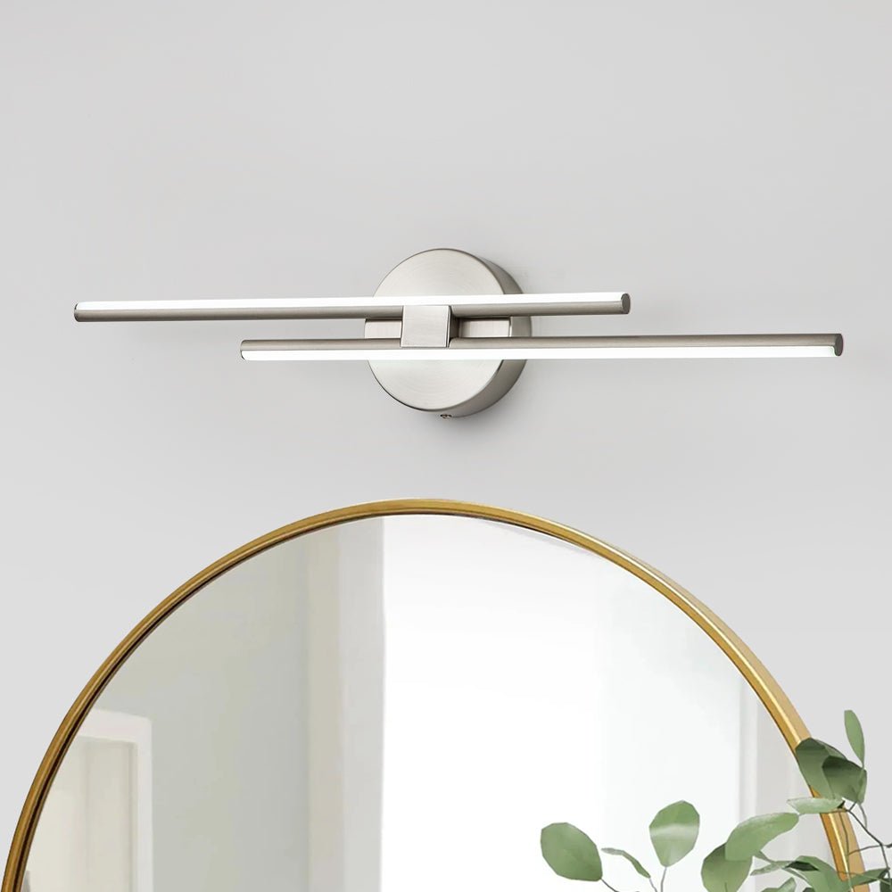 Lámpara de espejo LED moderna con diseño lineal y rayas. Luz fría para baño contemporáneo.