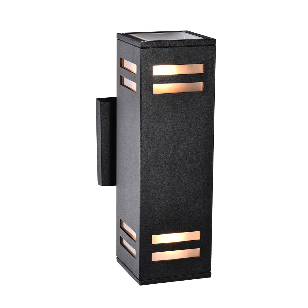 Aplique de pared exterior negro rectangular. Lámpara moderna e impermeable para luz de jardín y patio.