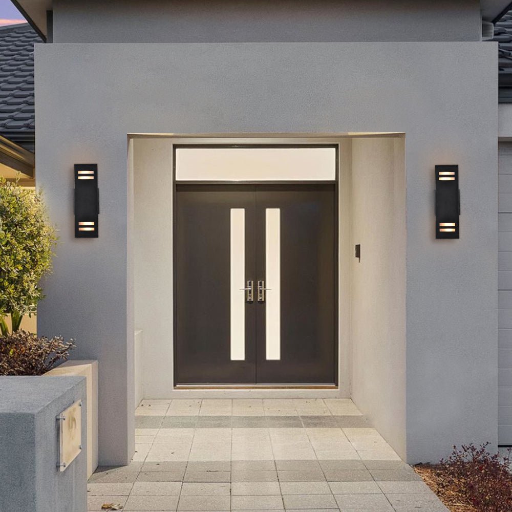 Aplique de pared exterior moderno negro. Lámpara rectangular impermeable, ideal para iluminación de patio.
