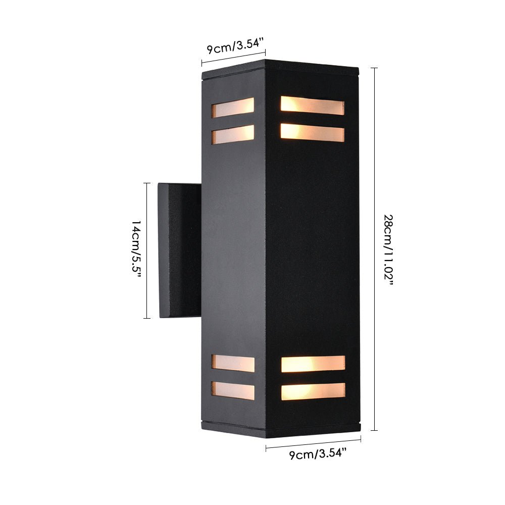 Lámpara de patio negra rectangular moderna. Aplique de pared exterior impermeable, perfecto para ambientes contemporáneos.