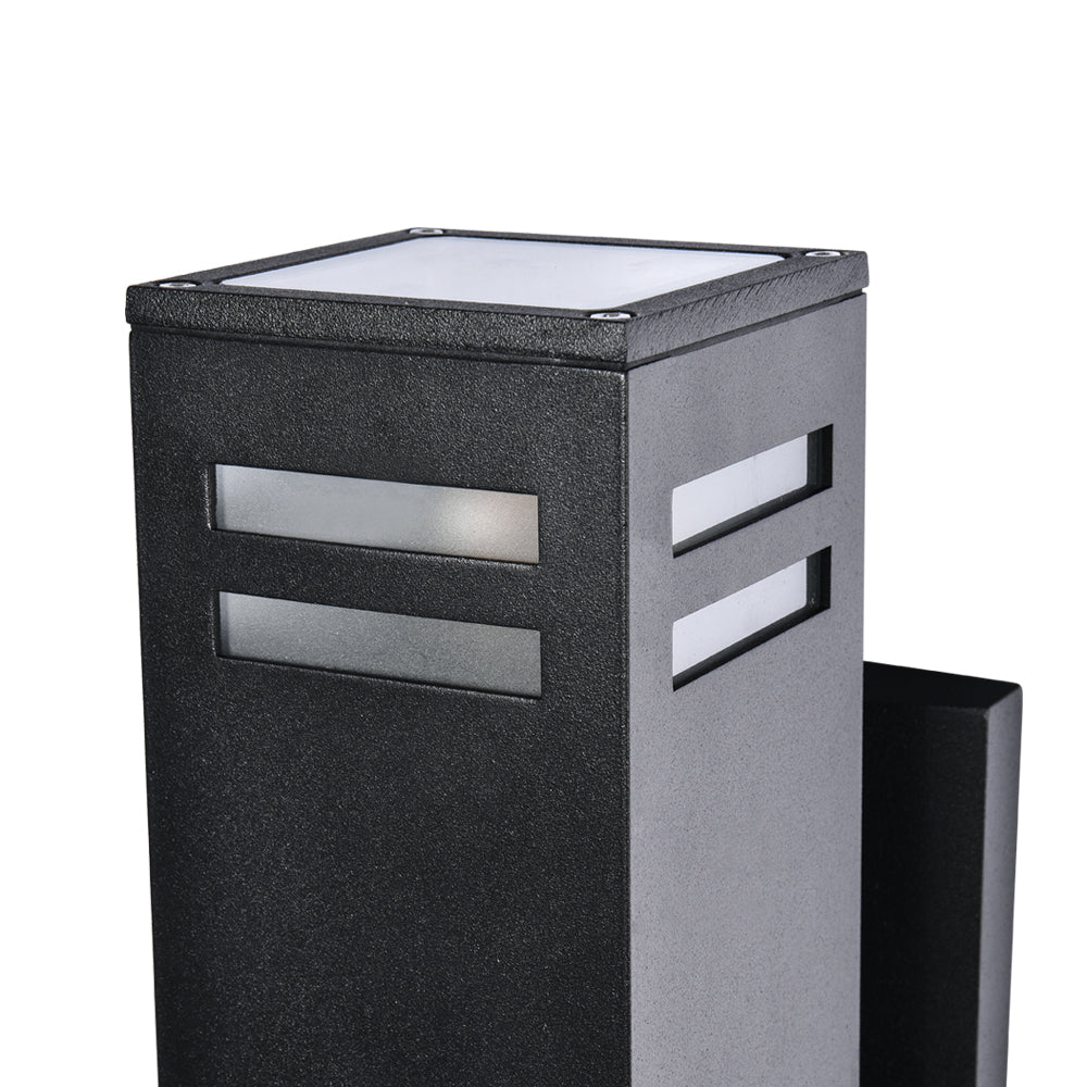 Aplique de pared exterior moderno rectangular negro. Lámpara impermeable para iluminación eficiente en jardines.