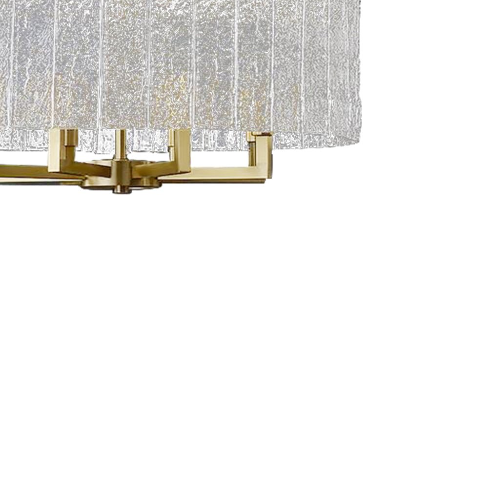 Candelabro moderno de latón con 6 focos y pantalla de vidrio ondulado, pieza central para tu hogar.