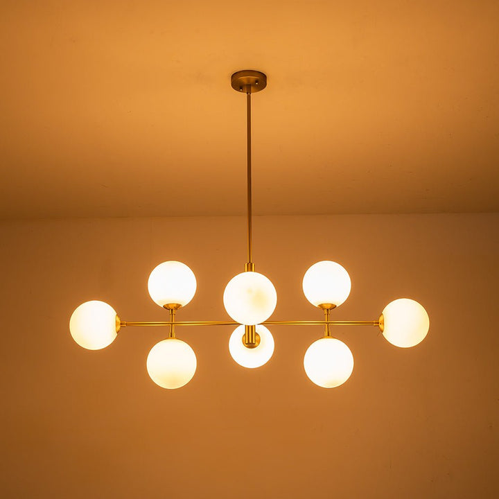 Candelabro moderno lineal de 8 luces con vidrio opal para cocina. Ideal como iluminación sobre isla.
