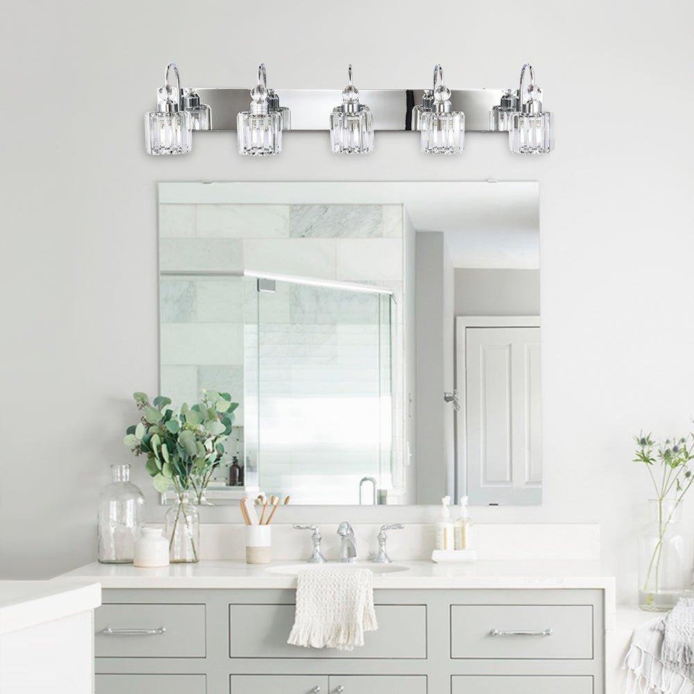 Iluminación moderna de baño, aplique de pared con acentos prismáticos.