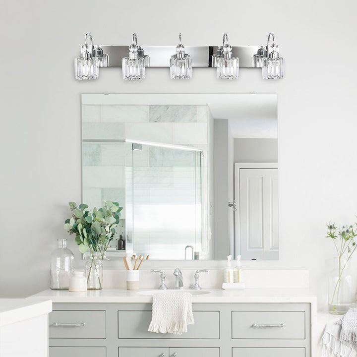 Iluminación moderna de baño, aplique de pared con acentos prismáticos.