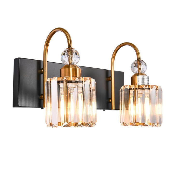 Aplique de pared con acento prismático, iluminación de baño sofisticada.