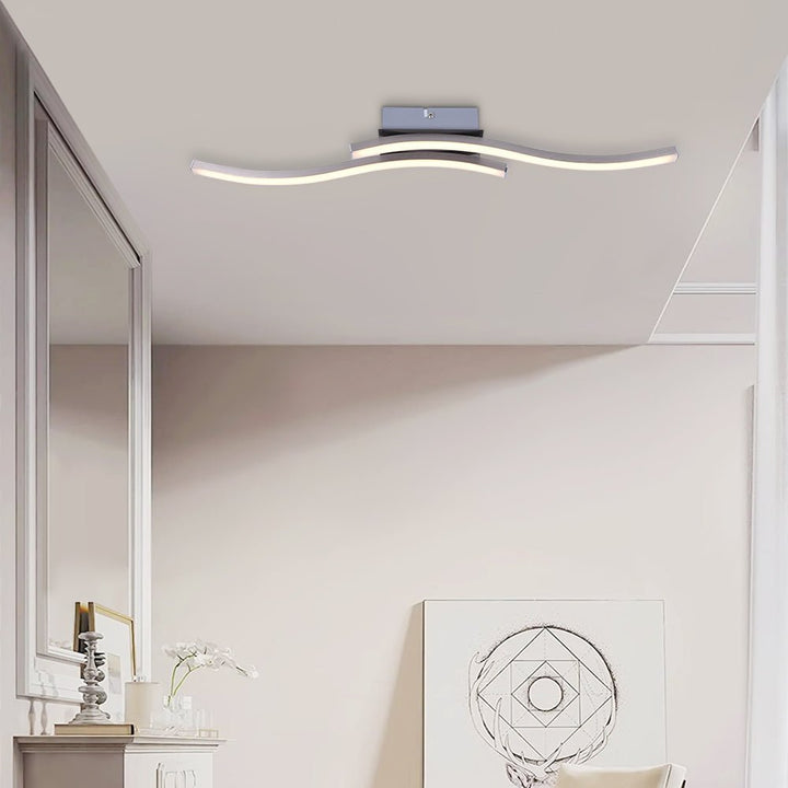 Luz para baño LED moderna, plafón semi empotrado curvo. Iluminación interior con eficiencia energética.