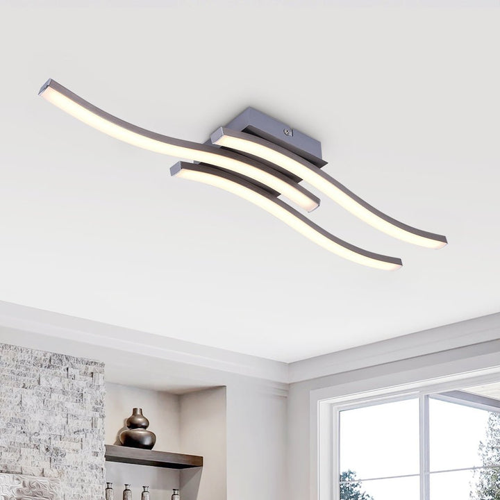 Plafón LED integrado curvo para baño, montaje semi empotrado moderno. Decoración de hogar con luz funcional.