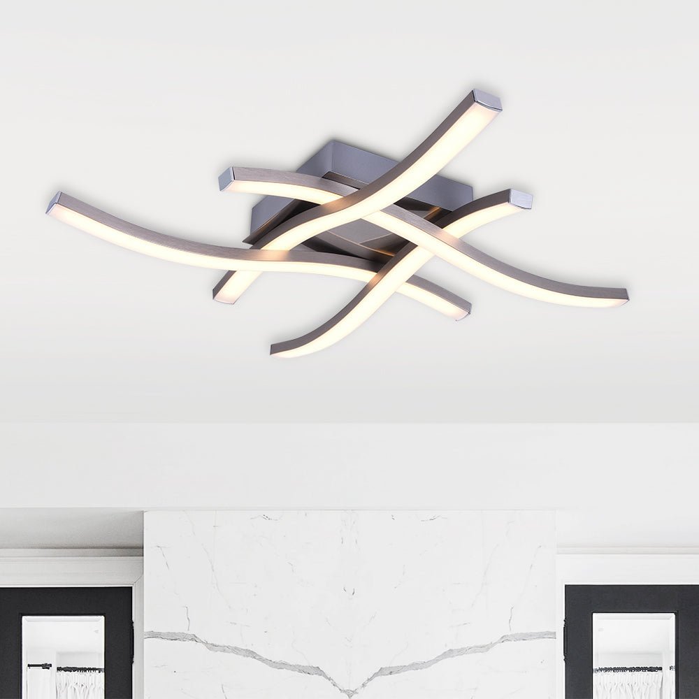 Plafón LED integrado para baño, montaje semi empotrado curvo. Eficiencia energética y luz moderna.