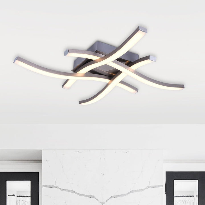Plafón LED integrado para baño, montaje semi empotrado curvo. Eficiencia energética y luz moderna.