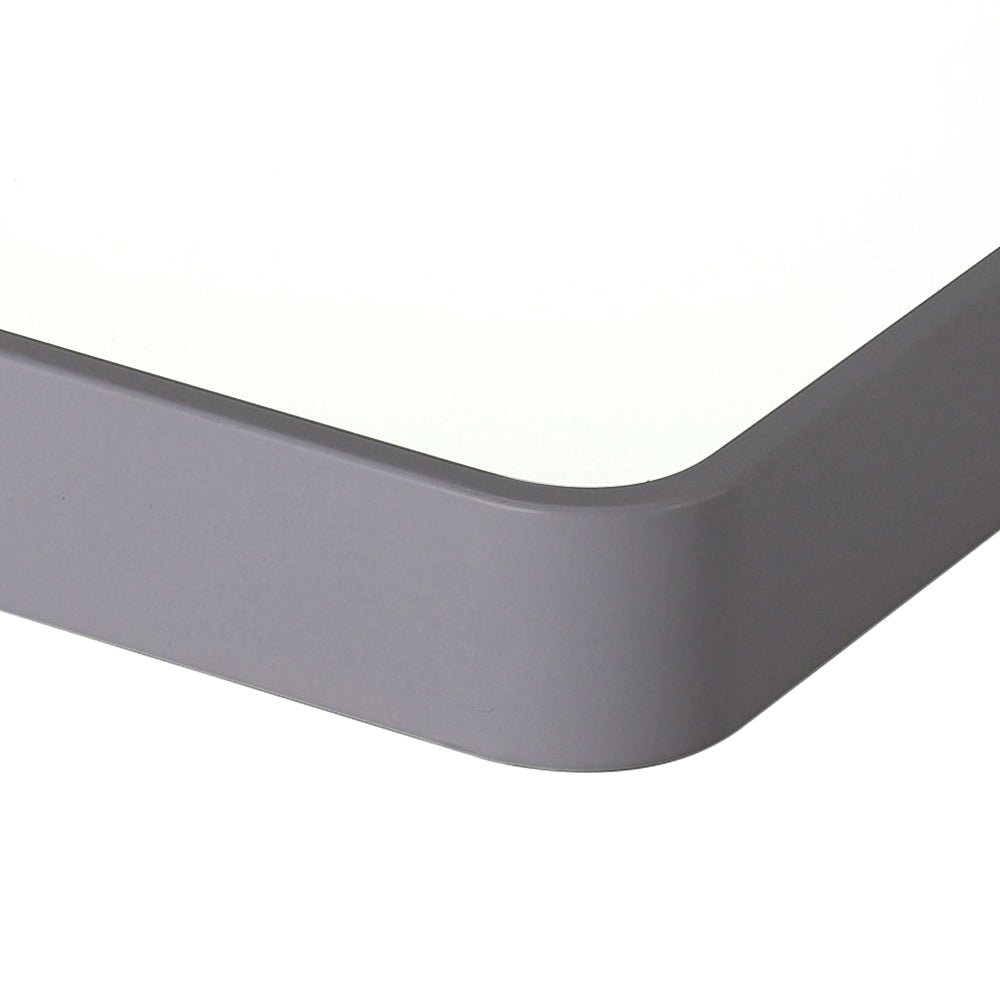 Moderna luz de techo LED rectangular, regulable y de bajo perfil. Estilo contemporáneo para iluminación interior.