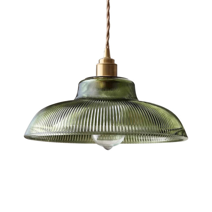 Lámpara colgante que ofrece luz ambiental cálida. Diseño de cúpula ribeteada estilo granja.