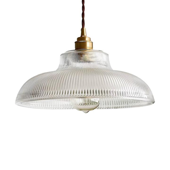 Lámpara colgante de cúpula ribeteada instalada sobre una isla de cocina estilo granja moderna.