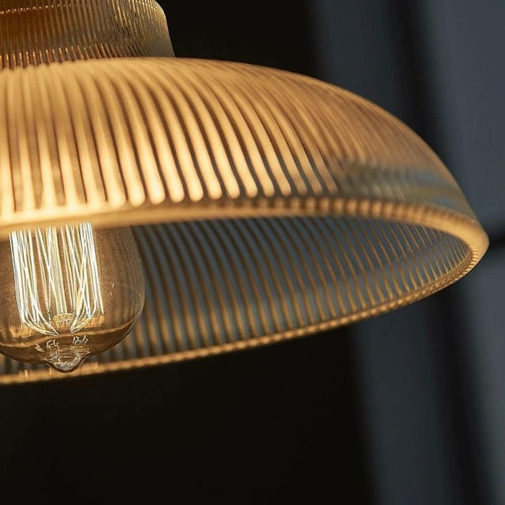 Lámpara colgante de cúpula ribeteada, ideal para luz ambiental suave en espacios de estilo granja.