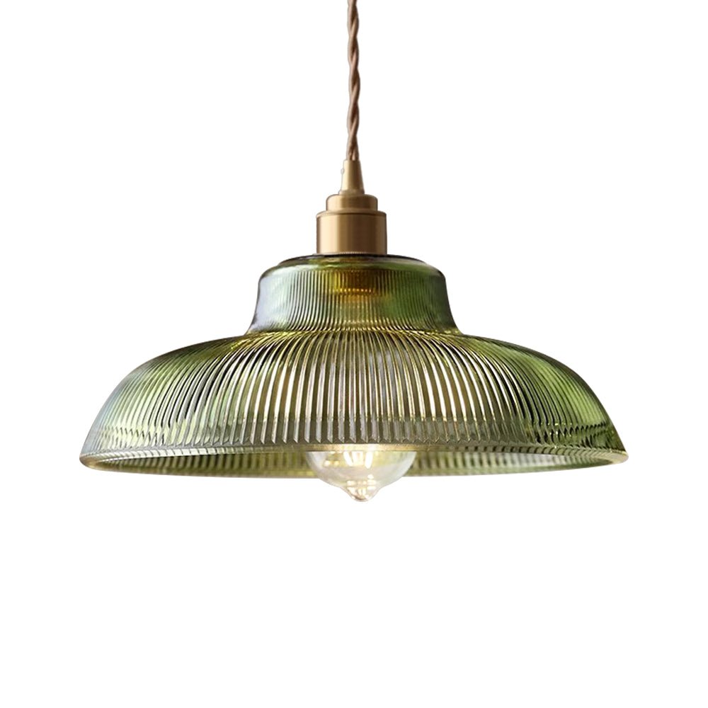 Iluminación colgante de cúpula ribeteada. Ideal para decorar cocinas de estilo granja.