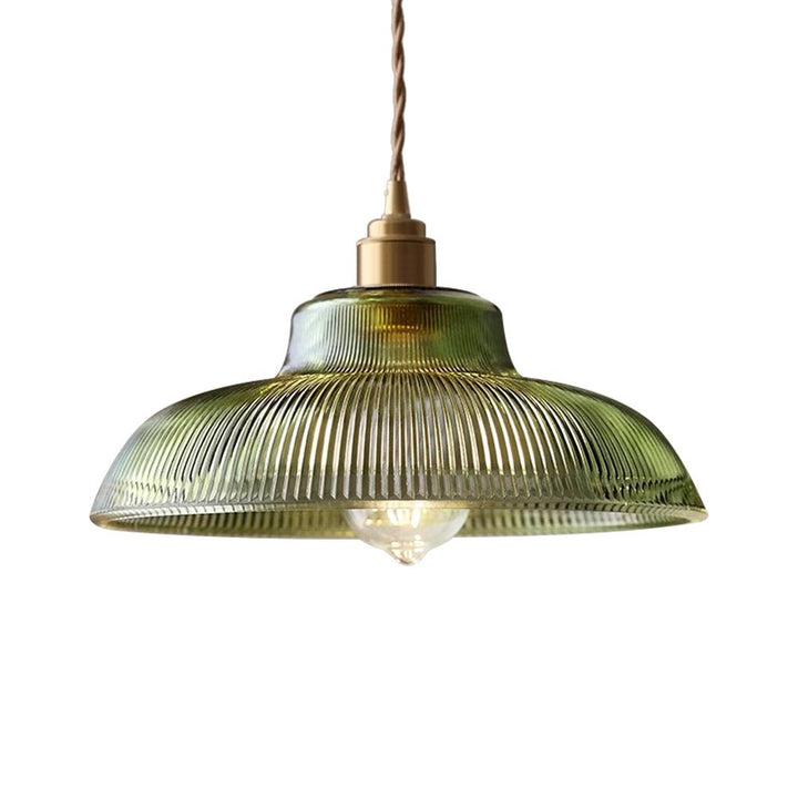 Iluminación colgante de cúpula ribeteada. Ideal para decorar cocinas de estilo granja.