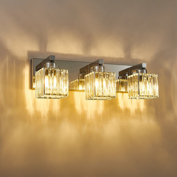 Detalle de cristal cuadrado en luz de tocador moderna. Un toque glamour para el baño.