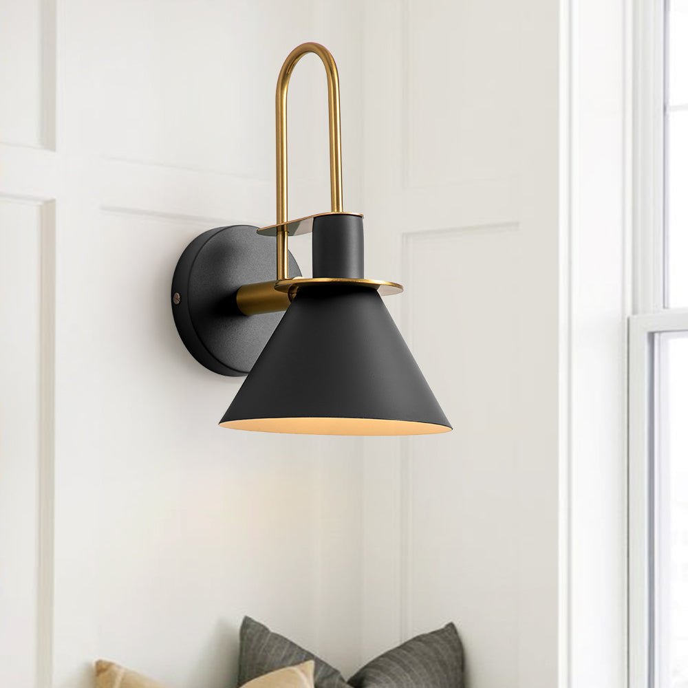 Aplique de diseño moderno con forma cónica, ideal para dormitorio y decoración hogar.