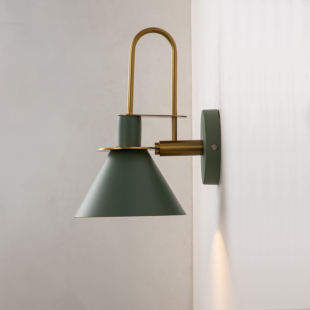 Luz de pared cónica regulable, perfecta para crear ambientes modernos y cálidos.