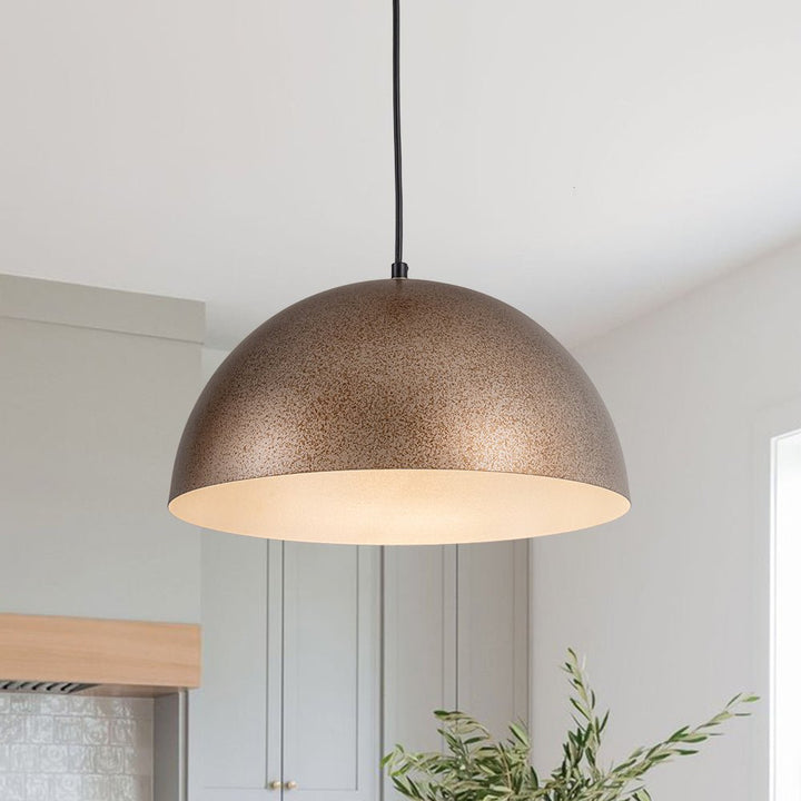 Colgante de techo estilo industrial con cúpula metálica, ideal para cocina o bar.