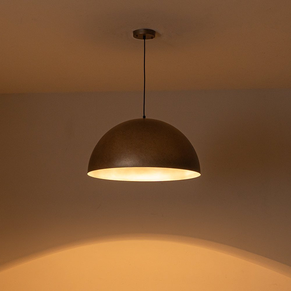Iluminación colgante industrial negra, perfecta para mesa de cocina o restaurante.