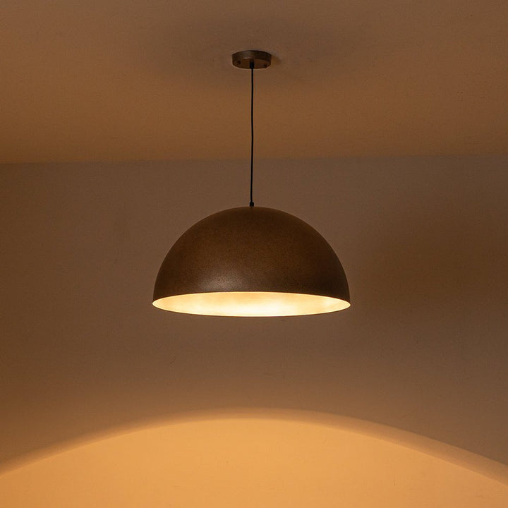 Iluminación colgante industrial negra, perfecta para mesa de cocina o restaurante.