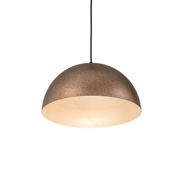Lámpara de techo industrial con cúpula de metal, aporta toque moderno al comedor.
