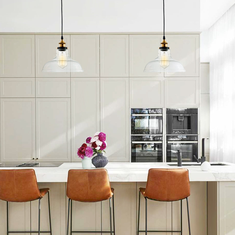 Lámpara colgante industrial moderna con cúpula de vidrio claro, ideal para cocina o comedor.