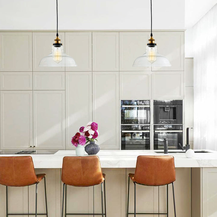 Lámpara colgante industrial moderna con cúpula de vidrio claro, ideal para cocina o comedor.