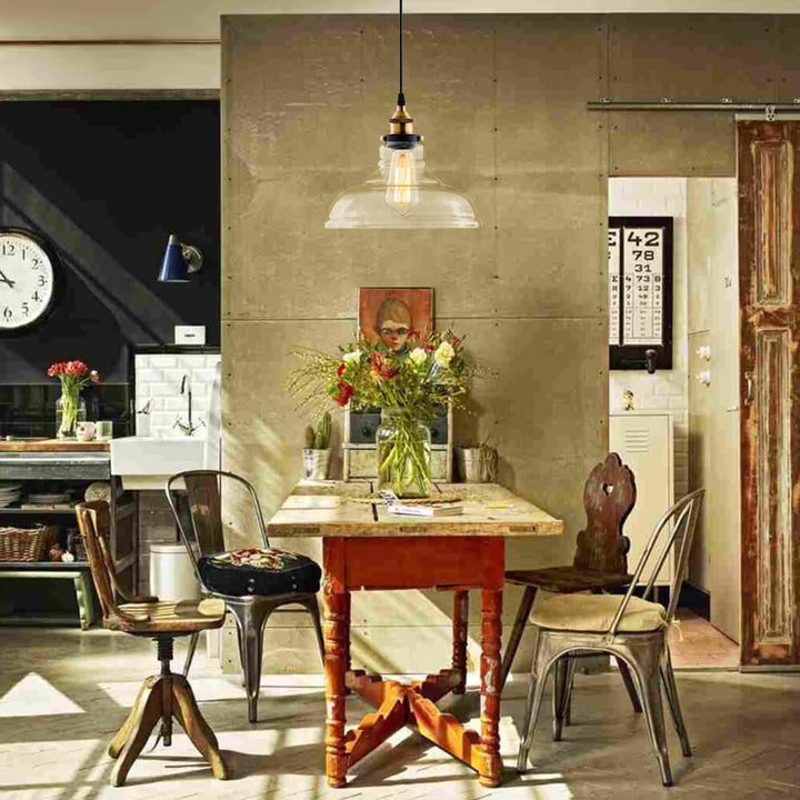 Lámpara de techo moderna estilo industrial para comedor o cocina, con cúpula de vidrio clara.