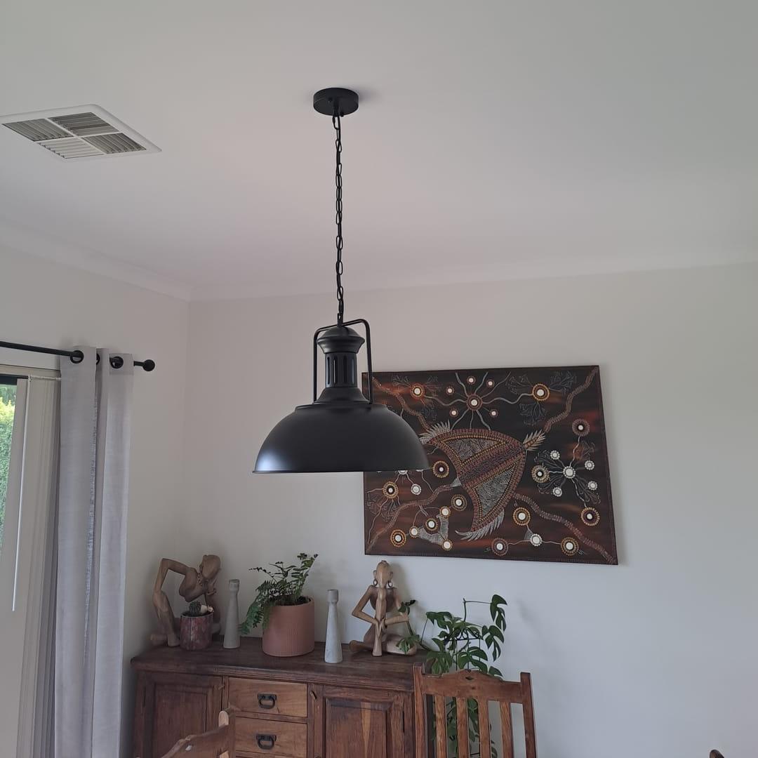 Luz de techo colgante industrial negra, perfecta para ambientes modernos y cocinas.
