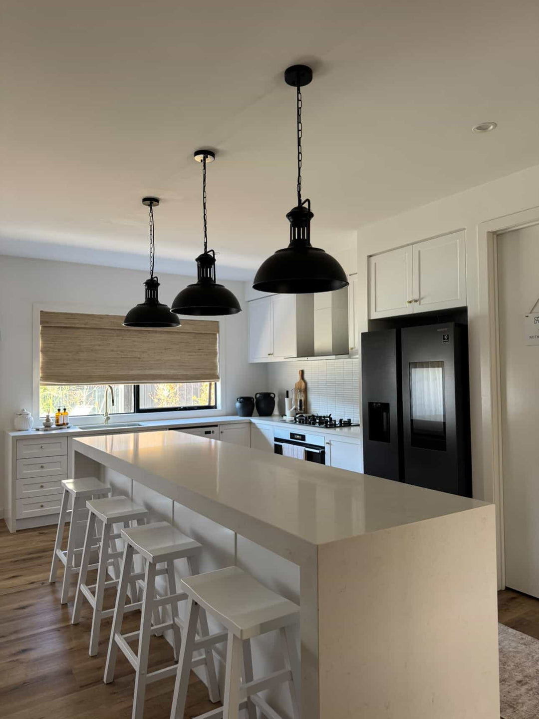 Lámpara colgante moderna tipo domo, acabado negro industrial para comedor.
