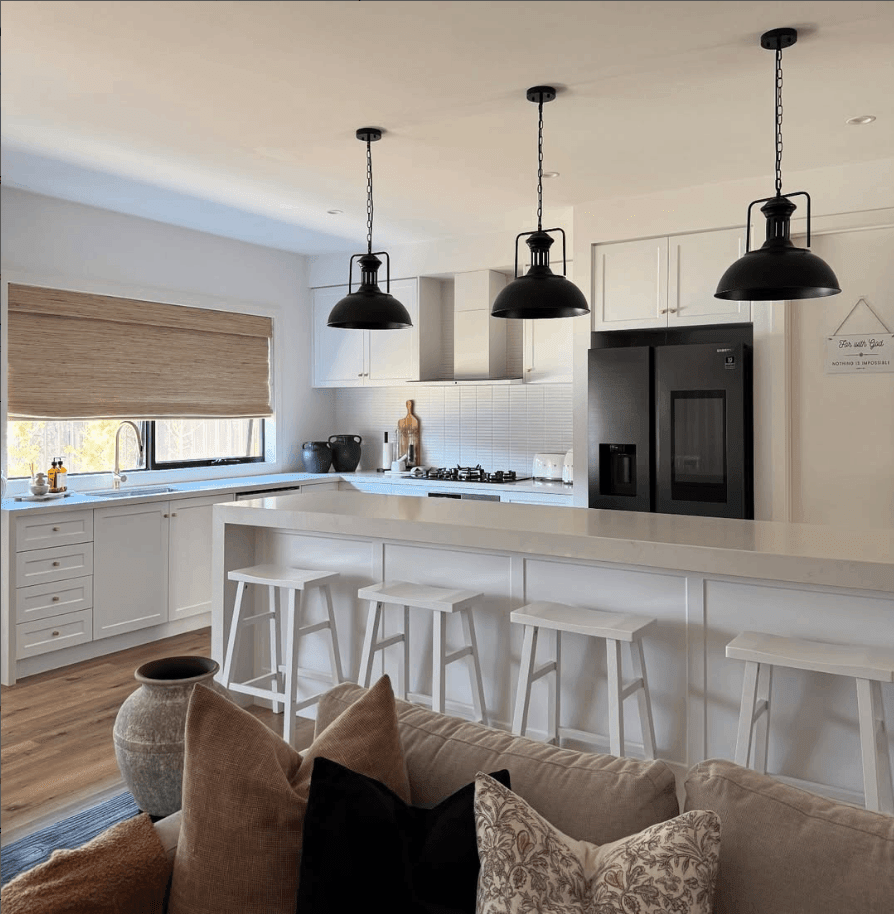 Lámpara de techo colgante negra estilo industrial moderna, ideal para comedor.