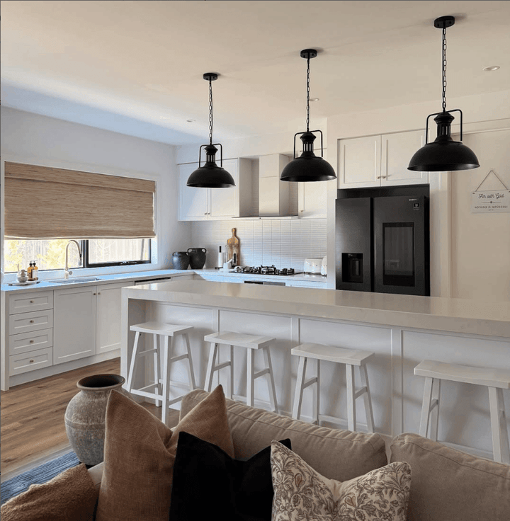 Lámpara de techo colgante negra estilo industrial moderna, ideal para comedor.
