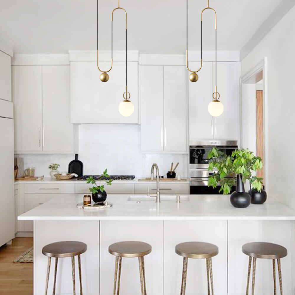 Lámpara colgante esférica de diseño moderno, con acabado en latón, para iluminación de techo elegante.