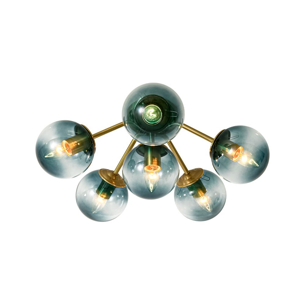Plafón de techo moderno con globos de vidrio azul y detalles en latón, diseño Sputnik.
