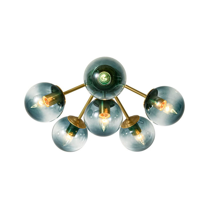 Plafón de techo moderno con globos de vidrio azul y detalles en latón, diseño Sputnik.