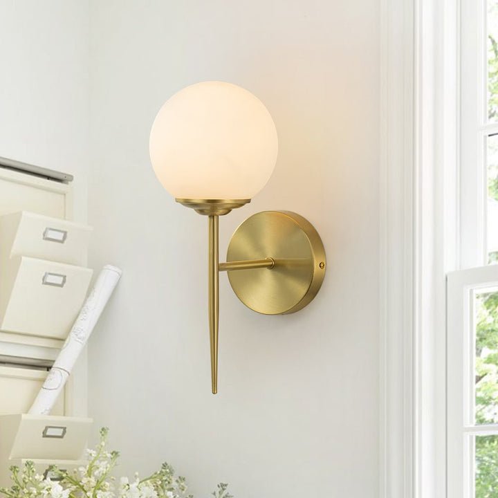 Aplique de pared moderno minimalista con globo de vidrio lechoso. Iluminación contemporánea para decoración de hogar.