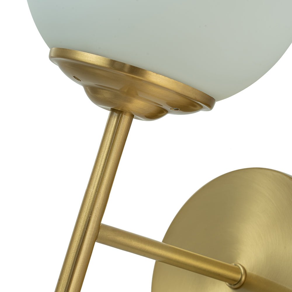 Aplique de latón pulido con globo de vidrio lechoso. Estilo moderno para decoración de interiores, pasillos.