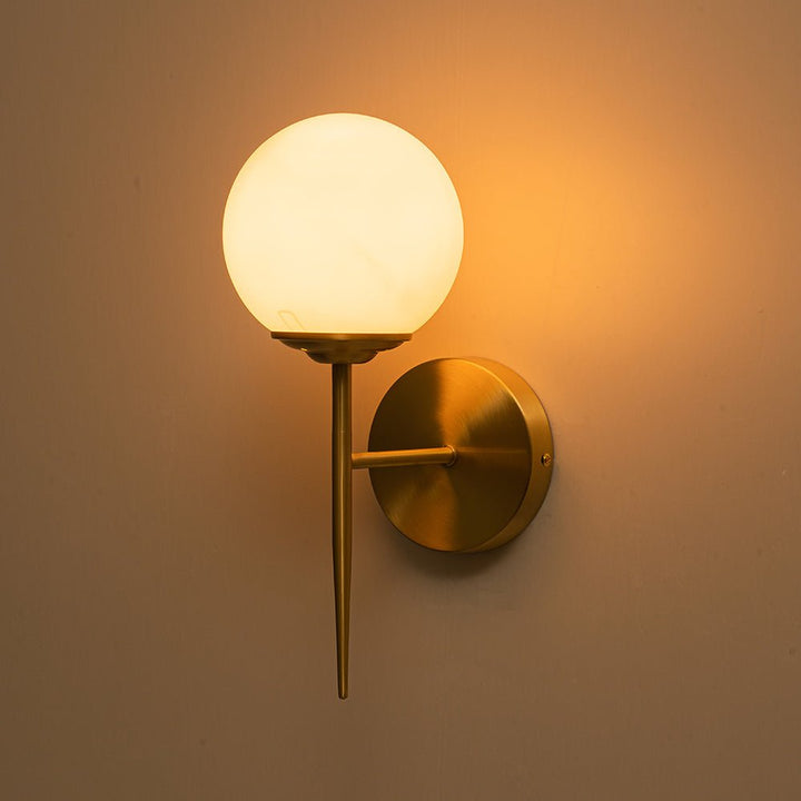 Luz de pared minimalista con globo de vidrio. Iluminación moderna y elegante para cualquier habitación interior.