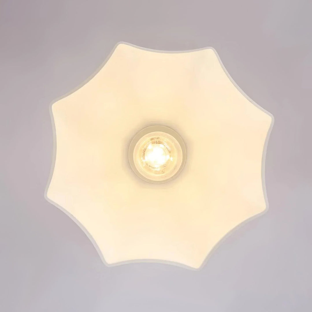 Luz de techo semi-empotrada, cúpula blanca escallopada. Lámpara moderna minimalista para iluminación interior.