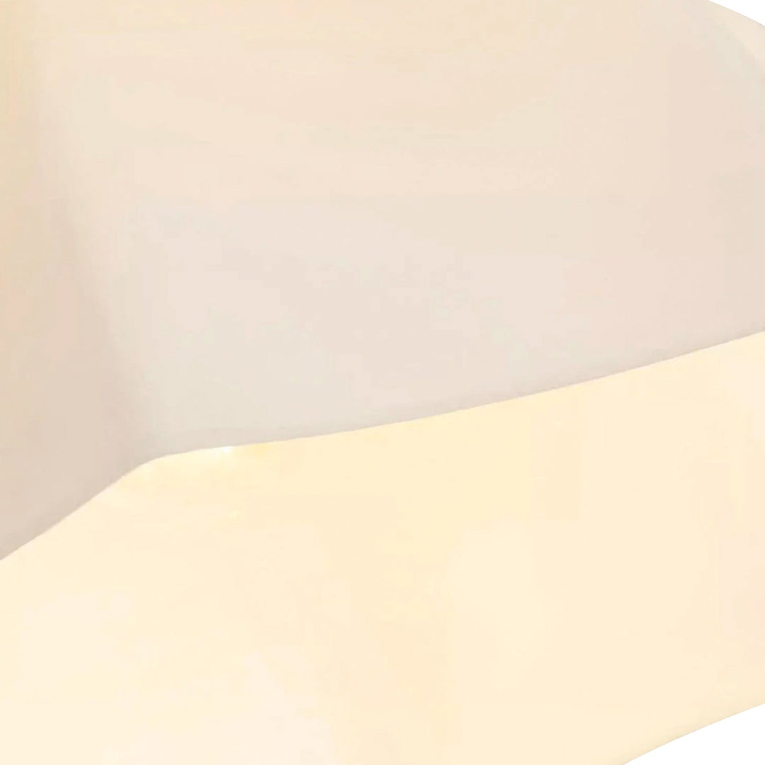 Iluminación interior moderna: luz de techo cúpula escallopada blanca. Lámpara minimalista para decoración.
