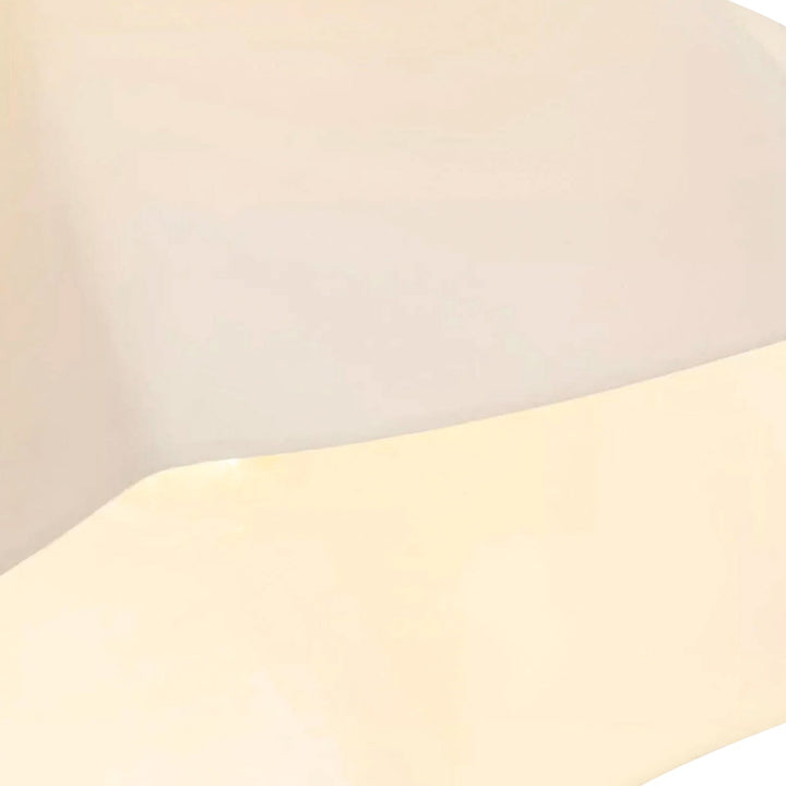 Iluminación interior moderna: luz de techo cúpula escallopada blanca. Lámpara minimalista para decoración.