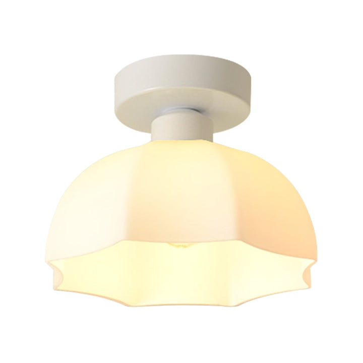 Elegante luz de techo cúpula escallopada blanca, moderna. Lámpara minimalista semi-empotrada para el hogar.